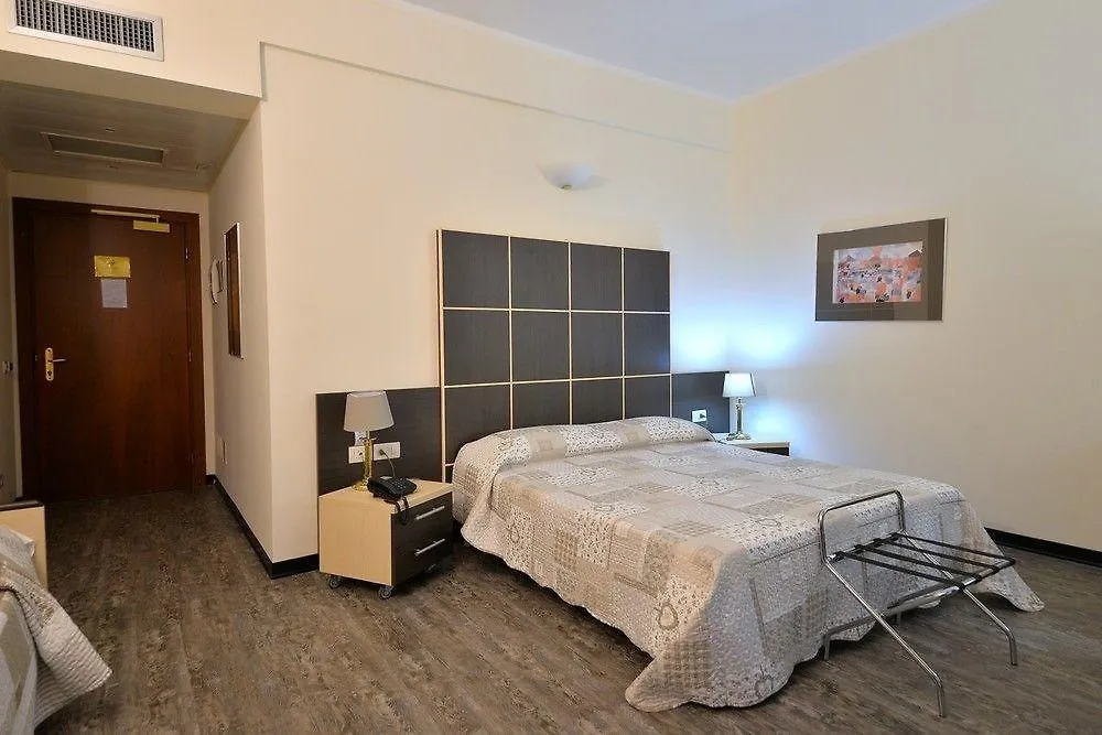 Hotel Ferrari 키아바리 3*,