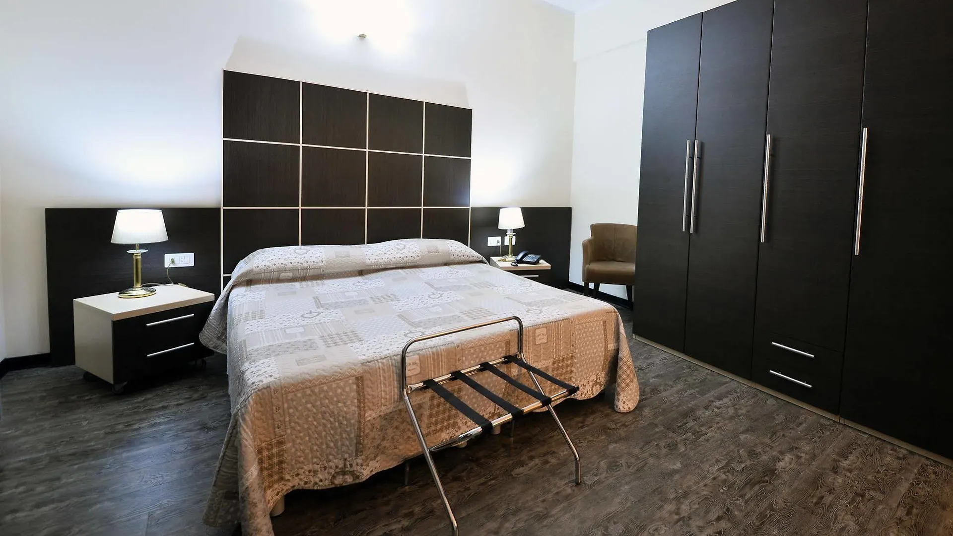 Hotel Ferrari 키아바리 3*,